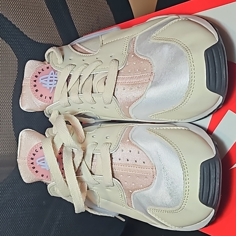 Nike Women Air Huarache Size 8 US Sandrift/Rose